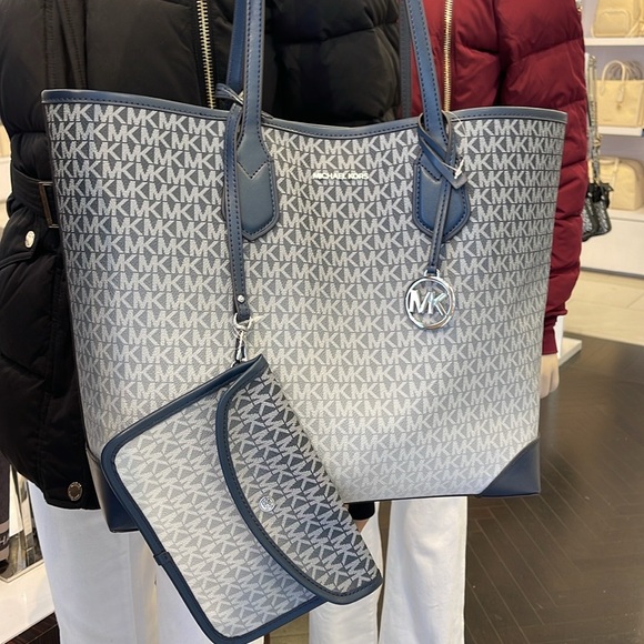 Michael Kors Eva Large Ombré Signature Logo Tote Bag
Navy
NWT - Picture 11 of 16